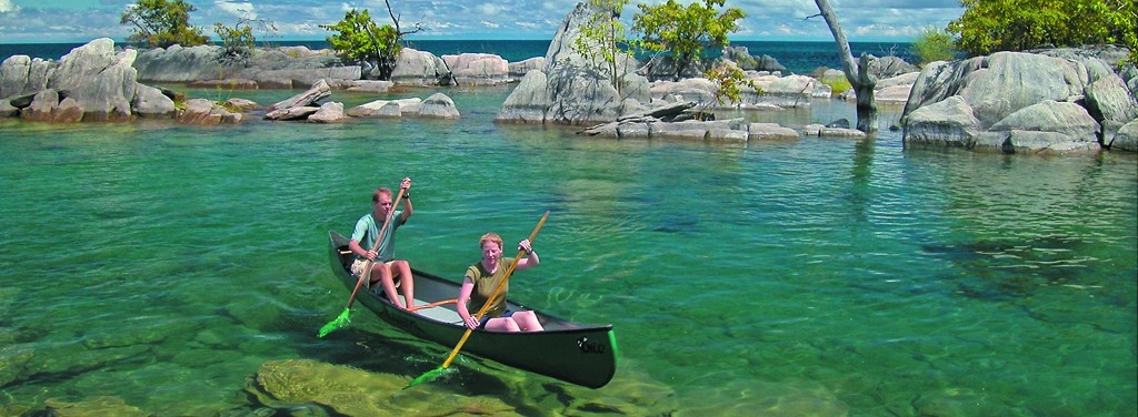 canoing in Lake Niassa (1024x667)